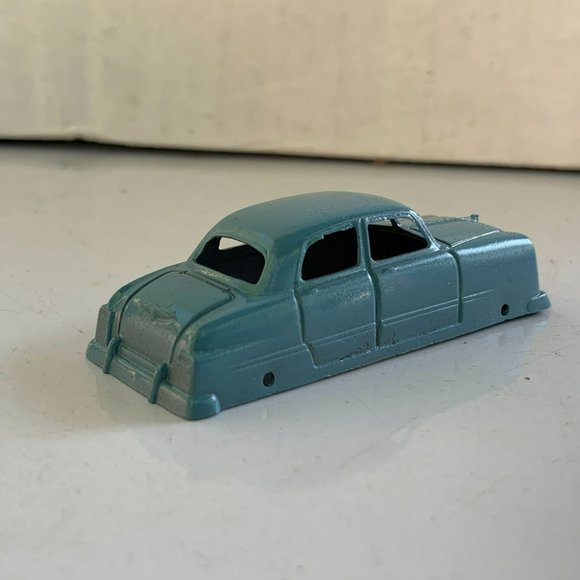 Tootsietoy 1950s 4-Door Car Body Shell, Dual Front Windows Collectible Toy - Picture 6 of 10